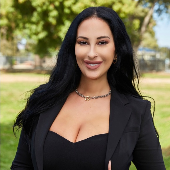 Meet your Posher, Stacie - Picture 1 of 1